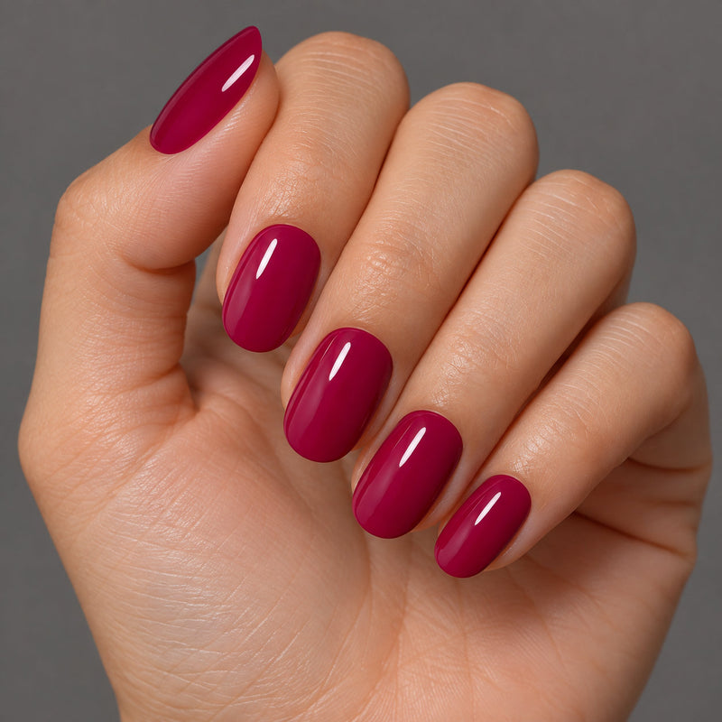 Extensiones de gel NOOVES Fuchsia Night, forma oval, imagen lifestyle