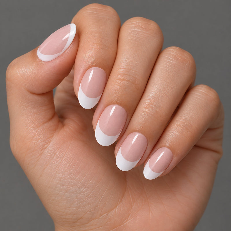 Extensiones de gel NOOVES Rose Cloud, forma oval, imagen lifestyle