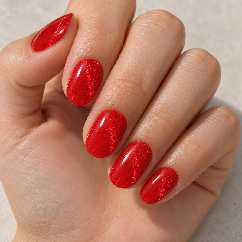 Extensiones de gel NOOVES Spicy Ruby, forma oval, imagen lifestyle