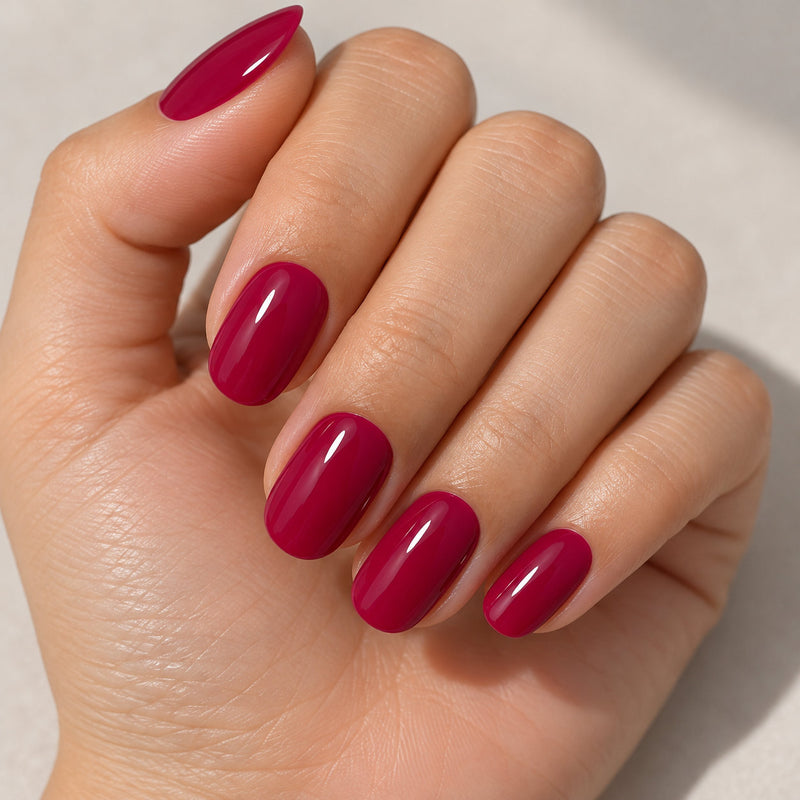 Extensiones de gel NOOVES Fuchsia Night, forma oval, imagen lifestyle