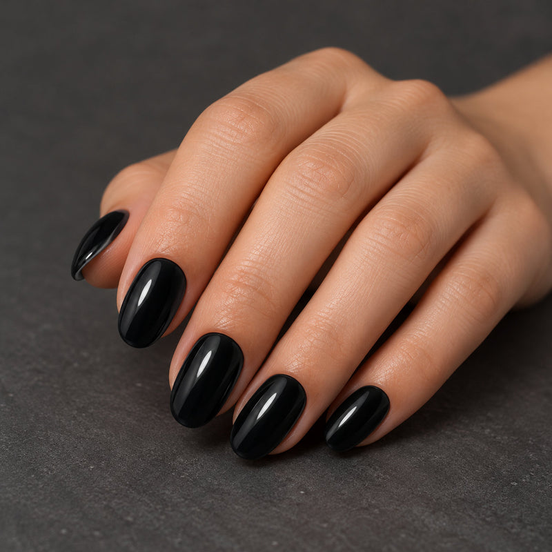 Extensiones de gel NOOVES Obsidian Night, forma oval, imagen lifestyle
