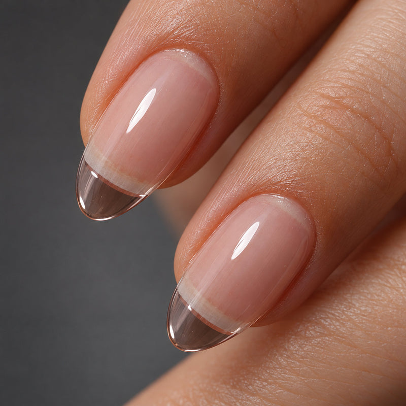 Extensiones de gel NOOVES Crystal Clear, forma almond, imagen lifestyle