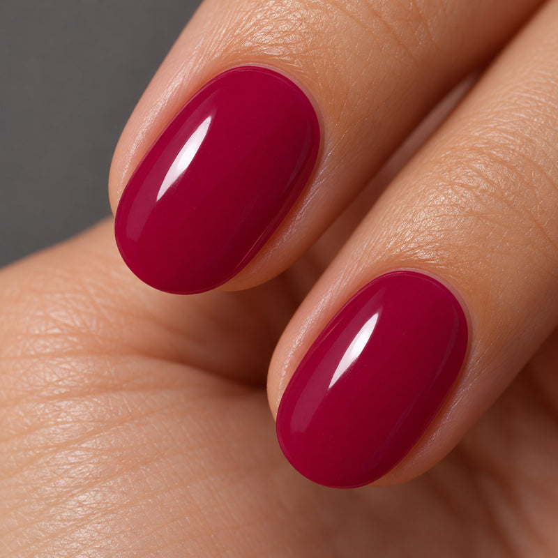 Extensiones de gel NOOVES Fuchsia Night, forma oval, imagen lifestyle