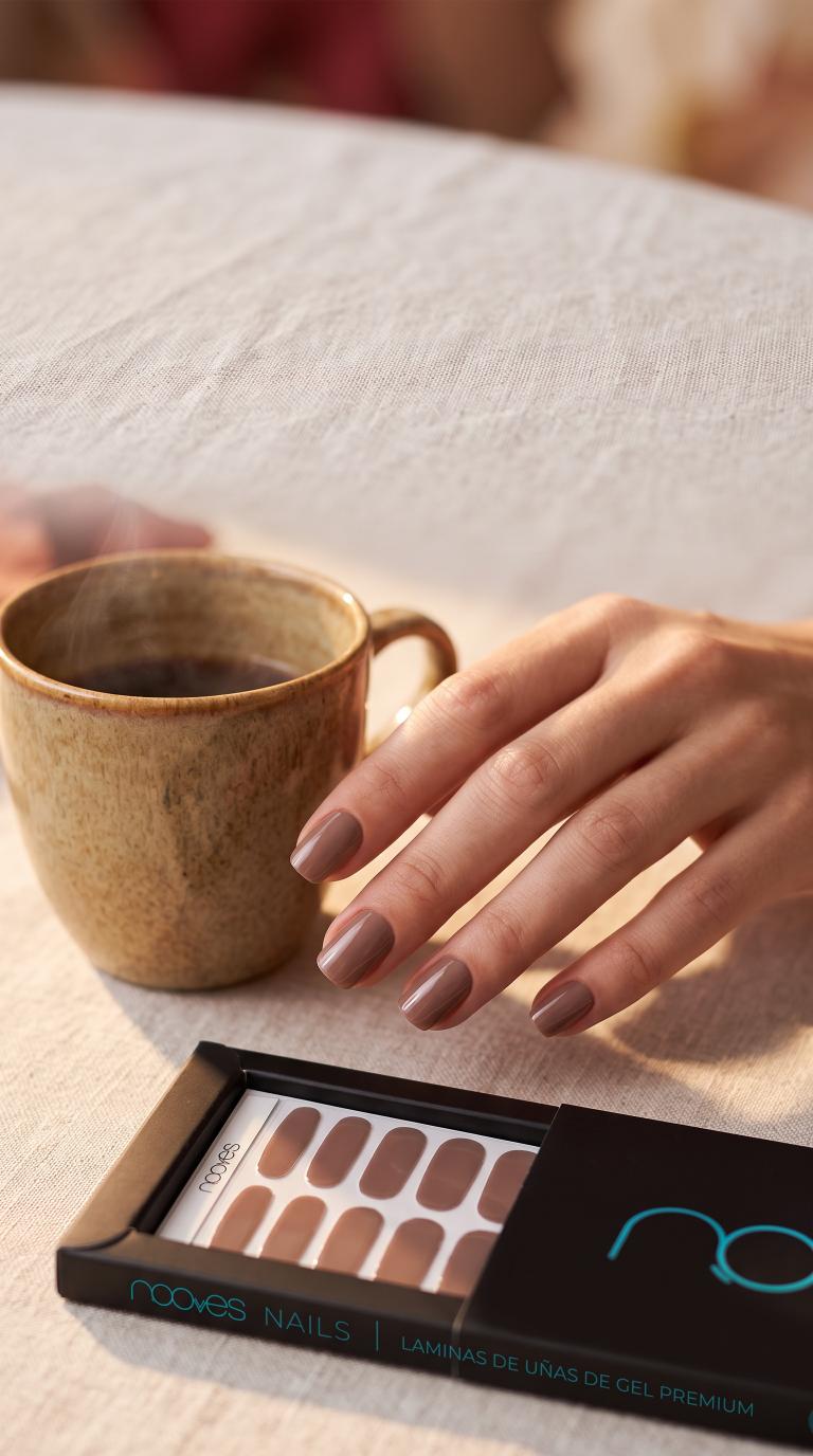 Manicura de gel NOOVES en tono garnet red y terra — colores de uñas de septiembre 2026 para la vuelta