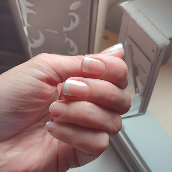Manicura francesa clásica NOOVES