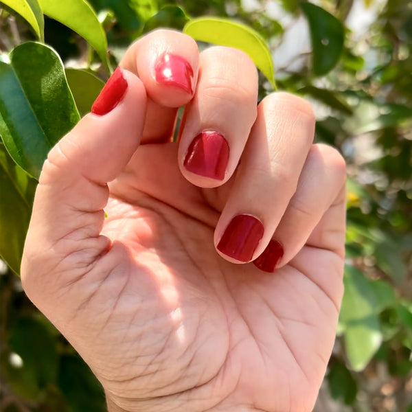 Uñas rojo cereza Je Taime NOOVES