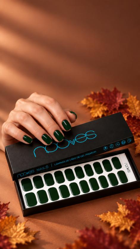 Manicura de gel NOOVES tono Dark Green — colores de otoño 2026