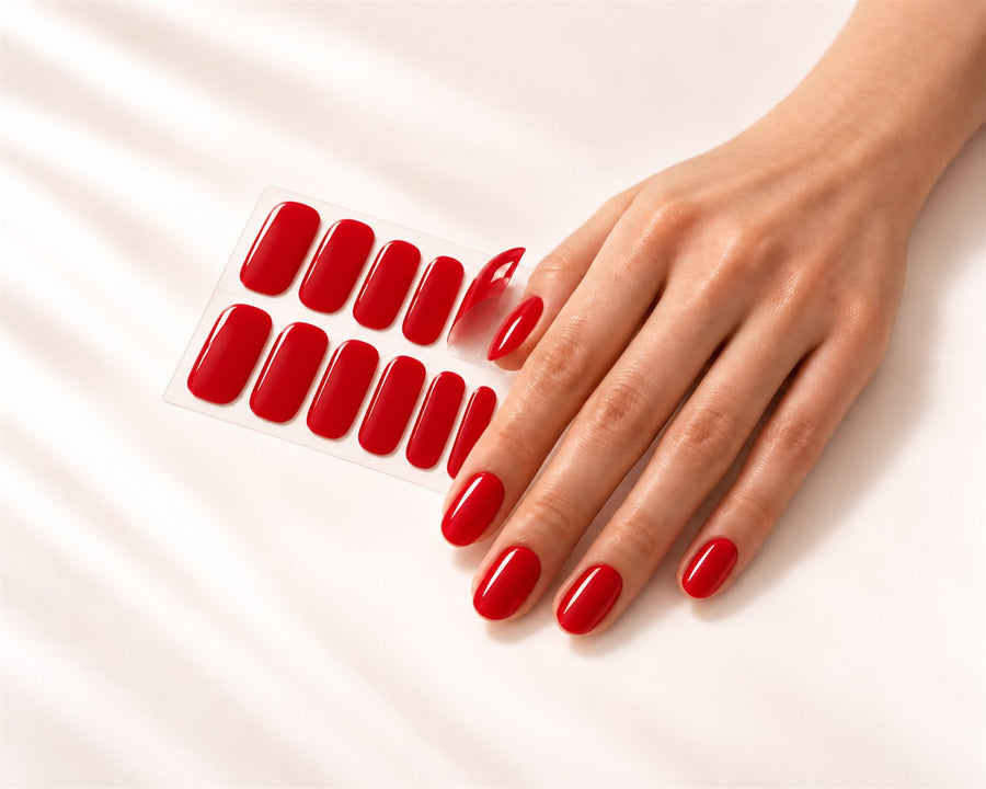 Mano con Láminas de Gel rojas junto a su tira